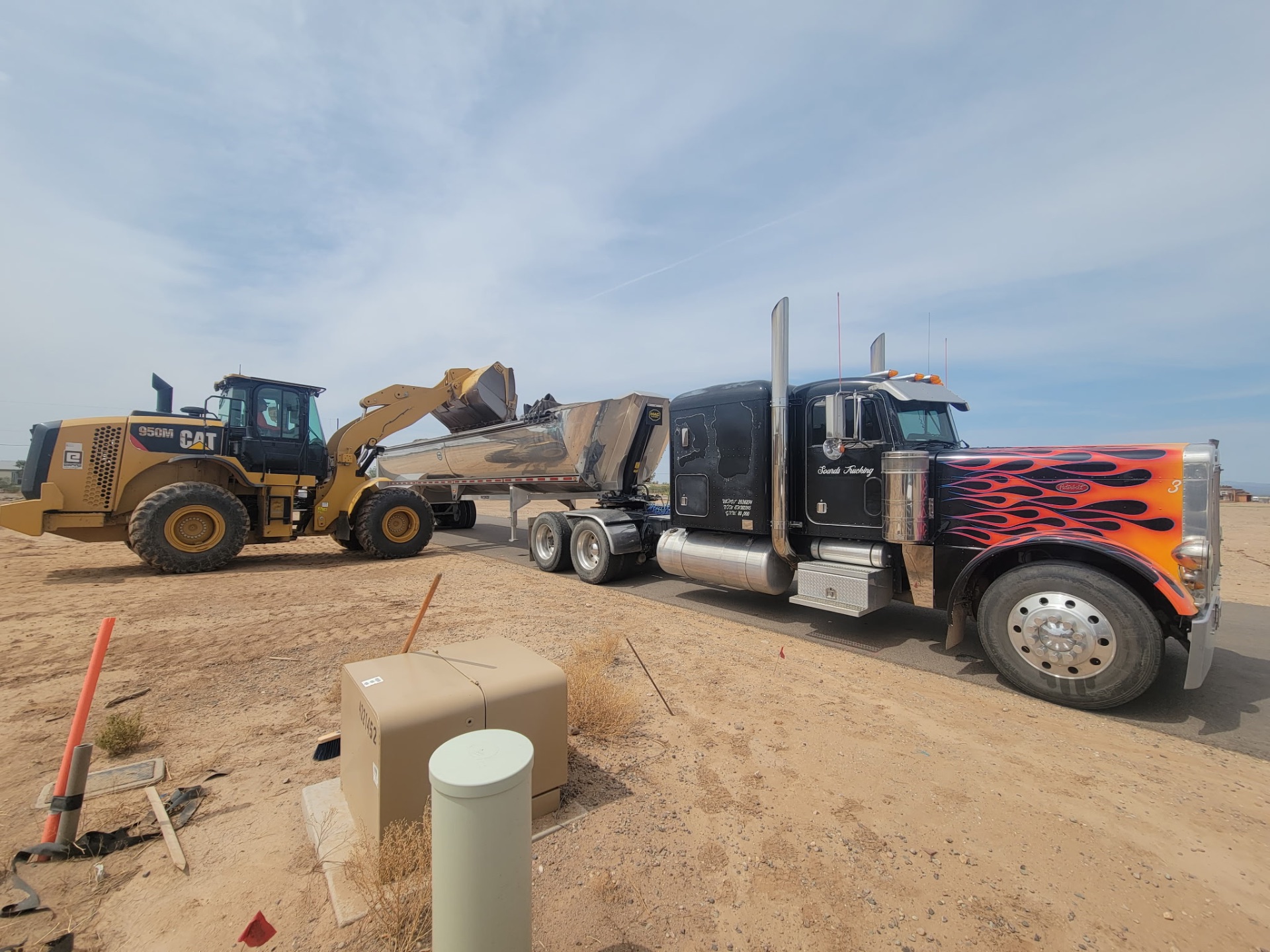 CAT 950M loading the Soards Peterbilt end-dump on site